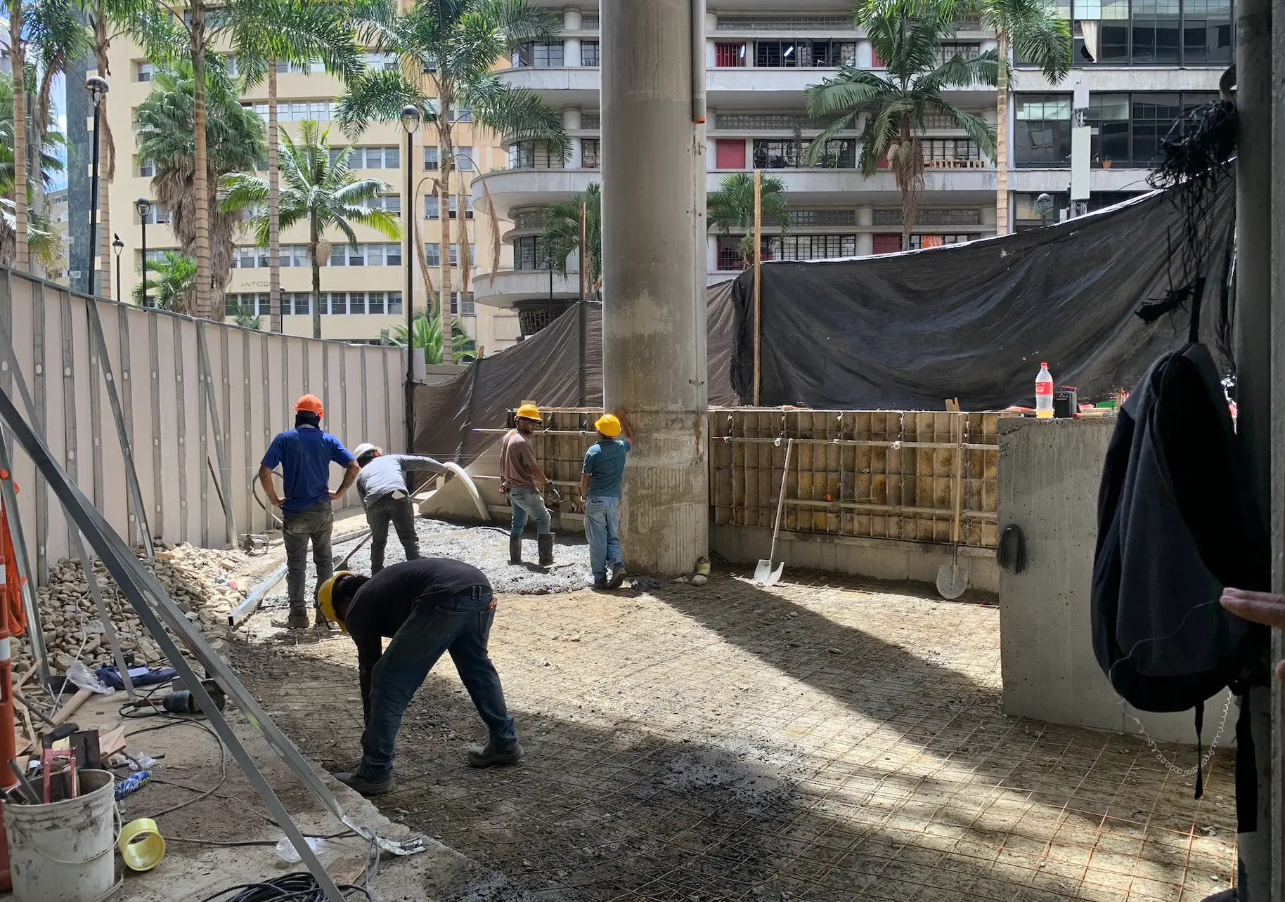 Obra en construcción de Placita de la Candelaria junto a la Estación Parque Berrío